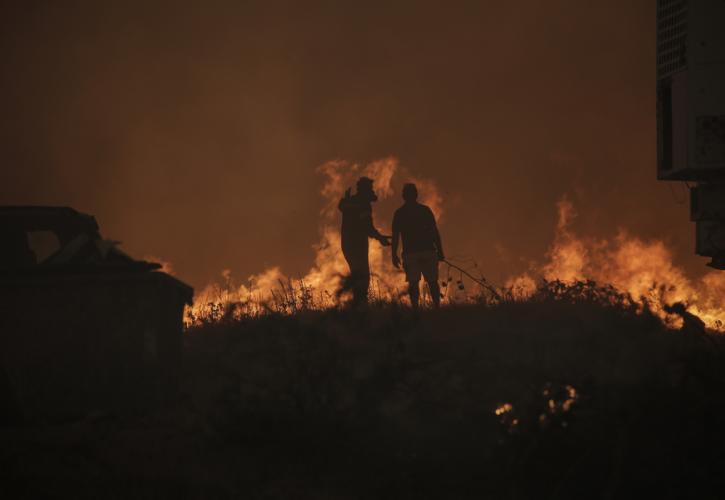 Σε πύρινο κλοιό η χώρα: Μάχη με τις φλόγες στην Πάρνηθα - Δύσκολη νύχτα σε Αλεξανδρούπολη, Βοιωτία