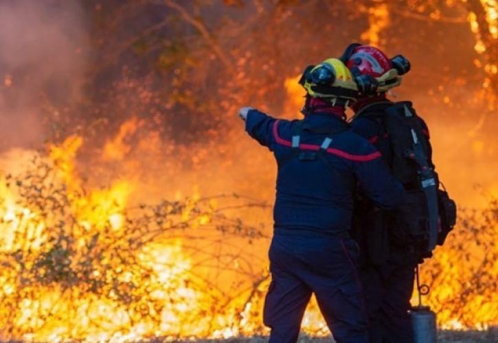 Πυρκαγιά στη νότια Γαλλία, εσπευσμένη απομάκρυνση χιλιάδων παραθεριστών και κατοίκων