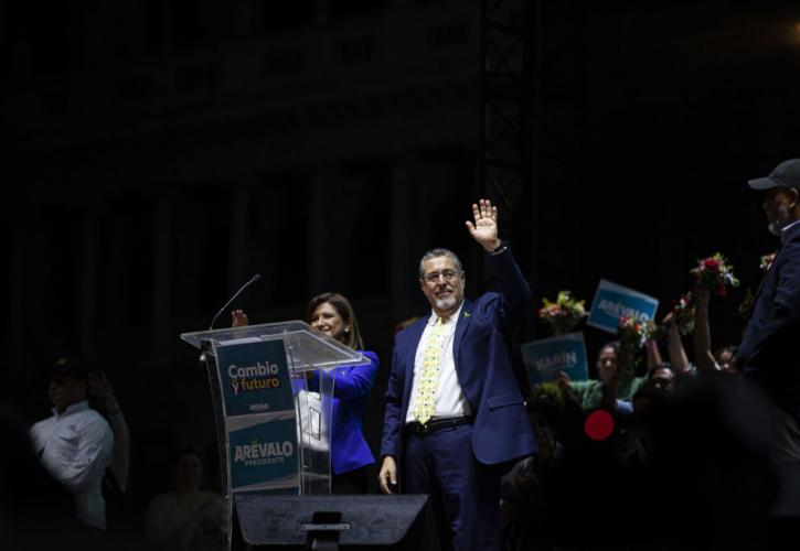 Ο Μπερνάρντο Αρέβαλο εκλέγεται πρόεδρος της Γουατεμάλας