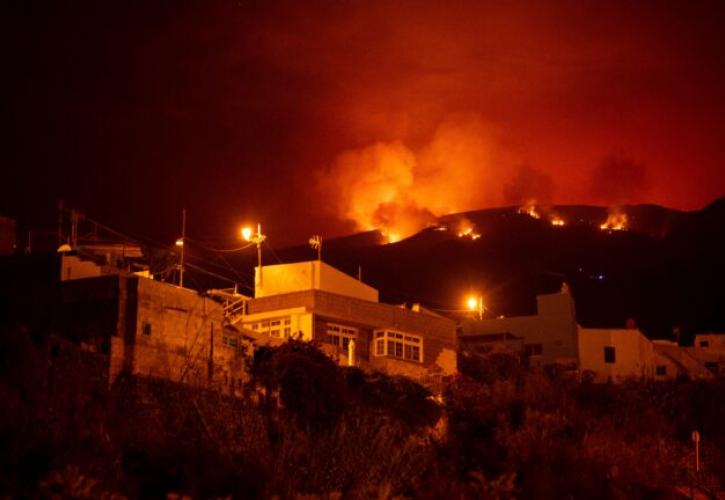 Μαίνεται η πυρκαγιά στην Τενερίφη: 26.000 άνθρωποι απομακρύνθηκαν από τα σπίτια τους