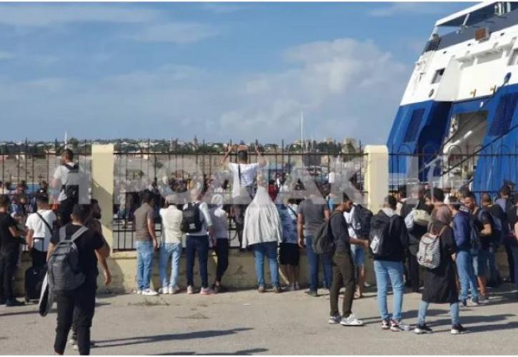 Ρόδος: Μετανάστες και πρόσφυγες εμποδίζουν τον απόπλου πλοίου