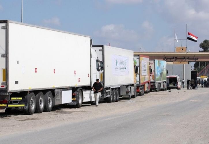 Γάζα: Φορτηγά με ανθρωπιστική βοήθεια άρχισαν να εισέρχονται από την Αίγυπτο μέσω του ισραηλινού περάσματος Κερέμ Σαλόμ