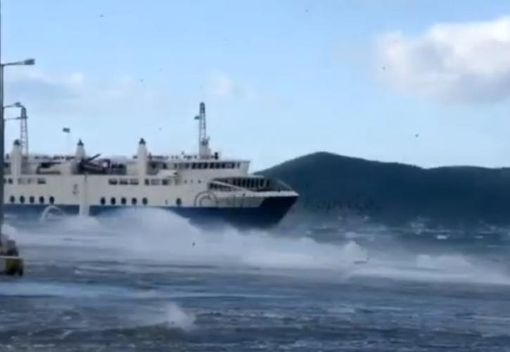 Η μάχη με τα κύματα του πλοίου «Αχαιός» για να δέσει στην Αίγινα - Βίντεο