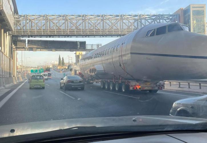 Άναυδοι οι οδηγοί: Αεροπλάνο «προσγειώθηκε» στην... Εθνική Οδό