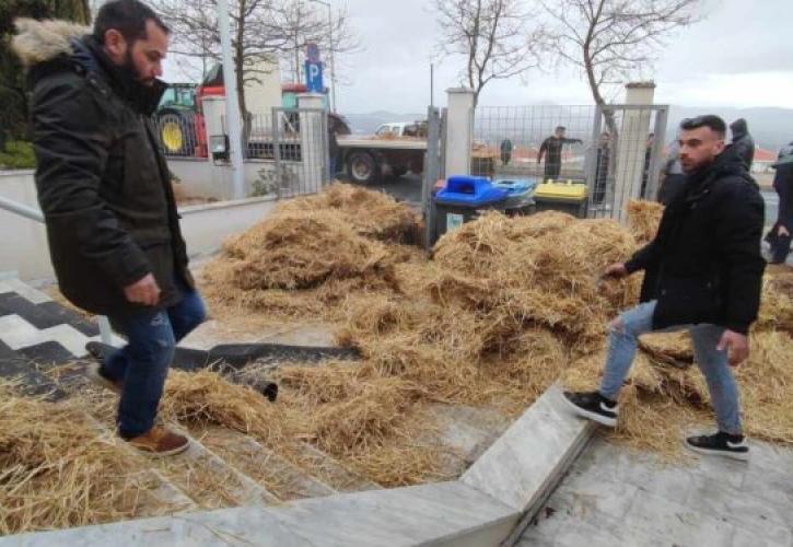 Κοζάνη: Σανό στο κτήριο της Περιφέρειας Δυτ. Μακεδονίας έριξαν οι αγρότες