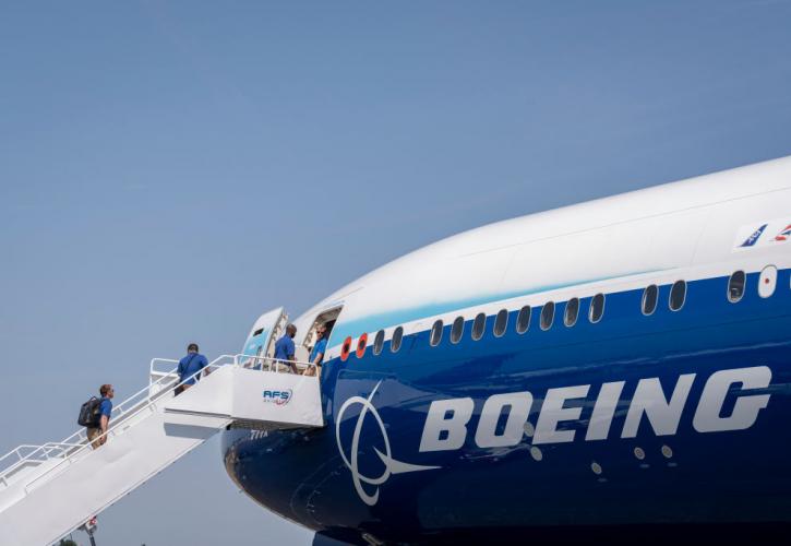 Έκτακτη προσγείωση για αεροσκάφος της Boeing με 468 επιβαίνοντες στην Ινδονησία