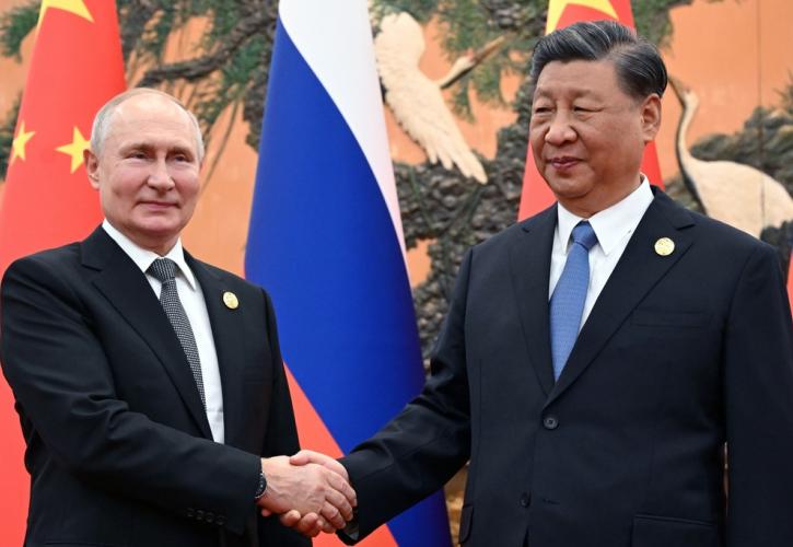 Σι Τζινπίνγκ και Πούτιν σφίγγουν τα χέρια στο Πεκίνο