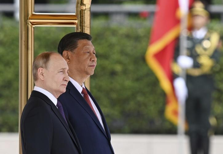 Πούτιν από Κίνα: «Θερμές και συντροφικές» οι σχέσεις με τον Σι Τζινιπίνγκ