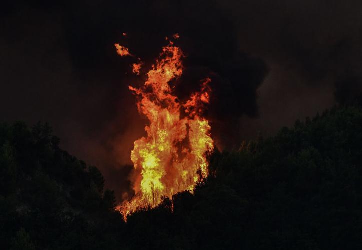 Μεγάλη δυναμική στο πύρινο μέτωπο της Ηλείας: Ολονύχτια μάχη με τις φλόγες - Μπαράζ εκκενώσεων