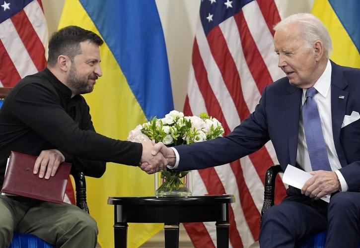 Μπάιντεν: Ζήτησε συγνώμη από τον Ζελένσκι για την καθυστέρηση της βοήθειας στην Ουκρανία