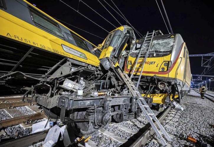 Τουλάχιστον 4 νεκροί και 26 τραυματίες στη σύγκρουση τρένων στην Τσεχία