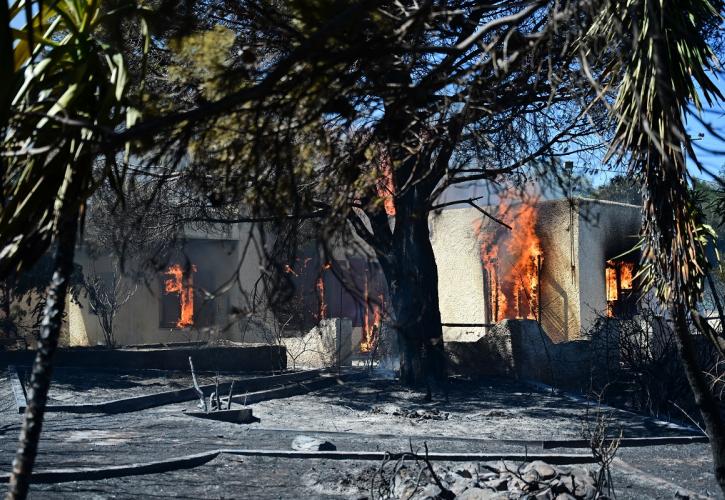 Σε εξέλιξη φωτιά στην Πλάκα Κερατέας - Στις φλόγες σπίτια