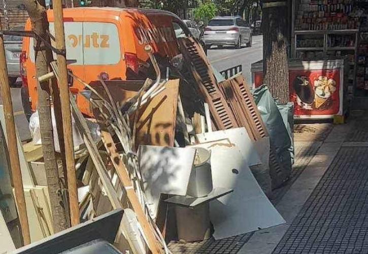 Θεσσαλονίκη: Τσουχτερή καμπάνα από τον δήμαρχο σε πολίτη που παράτησε ογκώδη αντικείμενα στο δρόμο