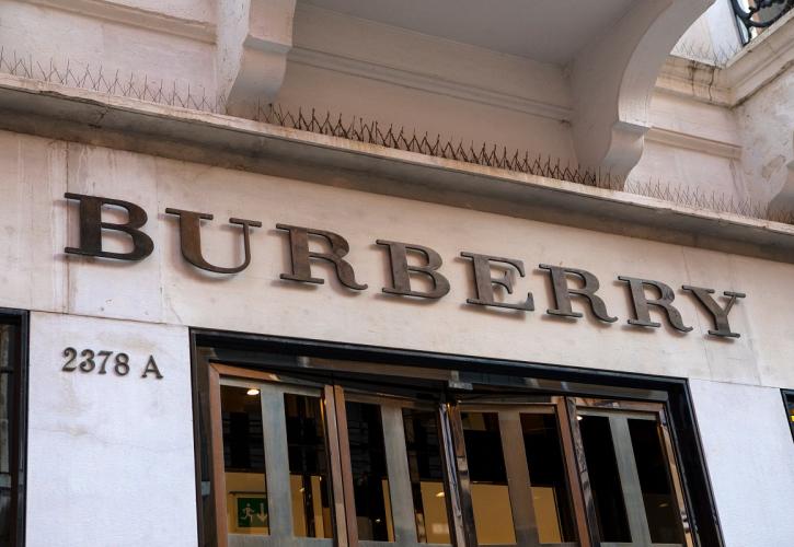 Burberry: Βουτιά 15% μετά τις «απογοητευτικές» πωλήσεις, αντικαθιστά τον CEO