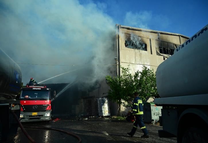 Ολονύχτια μάχη με τις φλόγες στις Αχαρνές - Κάηκαν δύο εργοστάσια, πώς ξεκίνησε η φωτιά