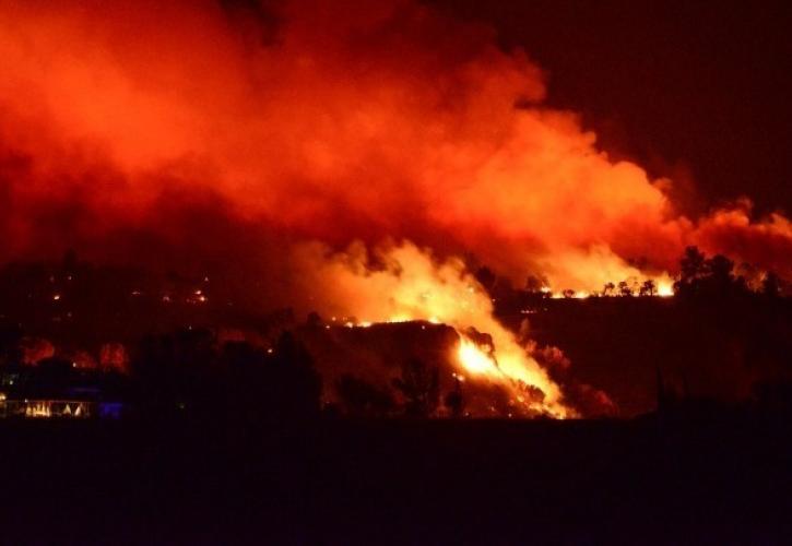 Μαίνονται οι πυρκαγιές στην Καλιφόρνια, κάηκαν σπίτια στην κομητεία Σαν Μπερναντίνο