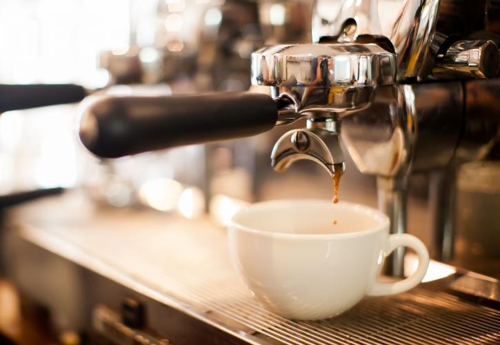 «Φαρμάκι» ο καφές από την παραγωγή μέχρι την κούπα - Τι συμβαίνει με Arabica και Robusta