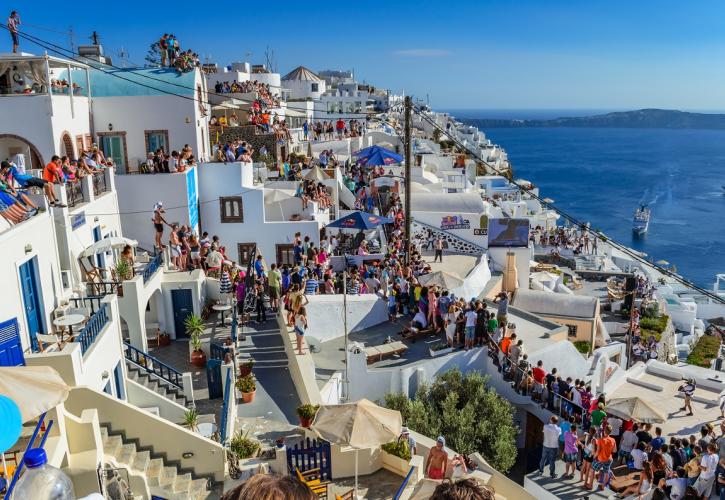 Bloomberg: Ο υπερτουρισμός αποτελεί πλέον απειλή για τα ελληνικά νησιά