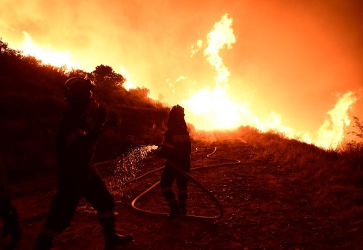 Δεύτερη νύχτα αγωνίας στην Αττική: Μάχη με πολλαπλές εστίες φωτιάς σε Πεντέλη, Μαραθώνα και Γέρακα