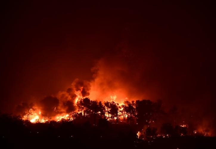 Εφιαλτική νύχτα για τη βορειοανατολική Αττική - Μαίνονται τα πύρινα μέτωπα