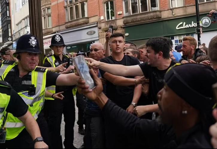 Βρετανία: Ταραχές στις αντιμεταναστευτικές, αντιισλαμικές διαδηλώσεις στο Λίβερπουλ και άλλες πόλεις
