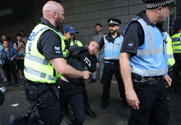 Βρετανία: Τουλάχιστον 90 συλλήψεις μετά τις ταραχές σε αντιμεταναστευτικές διαδηλώσεις