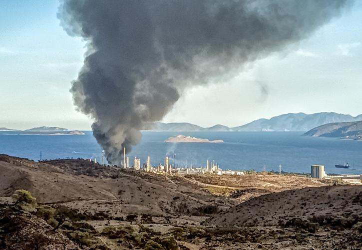 Σε ύφεση η πυρκαγιά στις εγκαταστάσεις στις Motor Oil- Αποκαταστάθηκε η κίνηση στην παλιά εθνική οδό Αθηνών-Κορίνθου