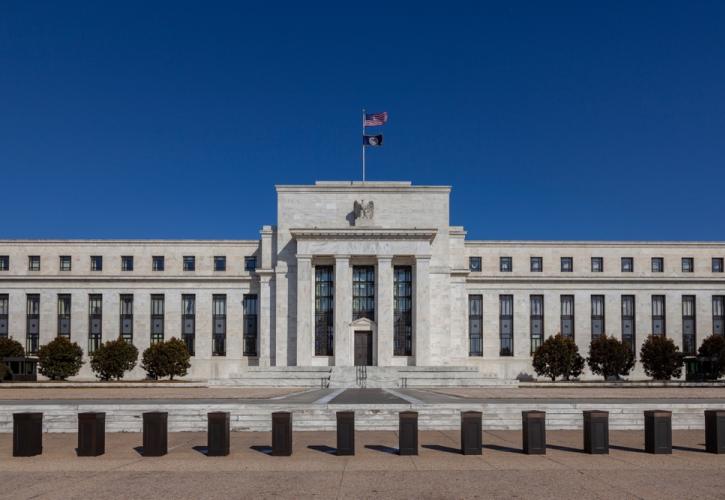 Fed: Αμετάβλητα τα επιτόκια για δεύτερη σερί συνεδρίαση, δύο μειώσεις μέσα στο 2025