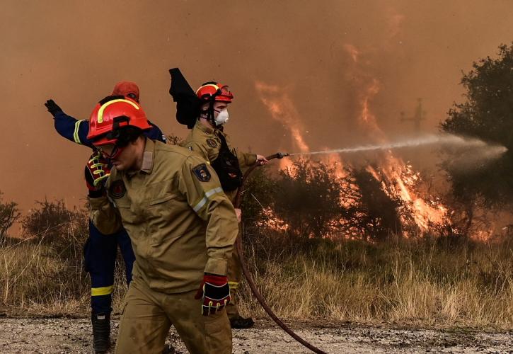 Πυρκαγιά στο Ξυλόκαστρο: Συνεχίζεται η κατάσβεση - Ενισχύθηκαν οι εναέριες δυνάμεις