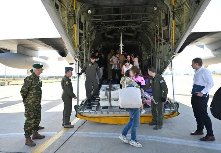 Προσγειώθηκε στην Ελλάδα το C-130 με τους επαναπατρισθέντες από τον Λίβανο