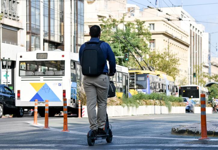 Βαριά πρόστιμα και φυλακή για όσους οδηγούν ηλεκτρικά πατίνια