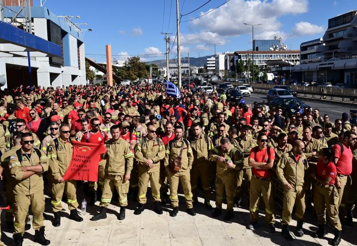 Νέα συγκέντρωση εποχικών πυροσβεστών στη Βουλή - Καταγγέλλουν επίθεση από τα ΜΑΤ