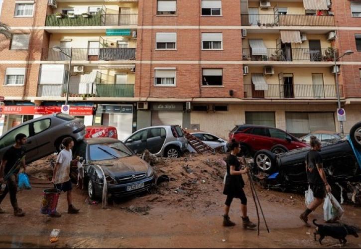 Ισπανία: Χιλιάδες άνθρωποι συμμετέχουν στις επιχειρήσεις καθαρισμού μετά τις πλημμύρες - Στους 207 οι νεκροί