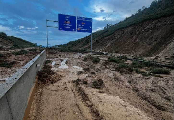 Η Βαρκελώνη σε «κόκκινο» συναγερμό: Πλημμύρισαν δρόμοι - Ακυρώσεις πτήσεων