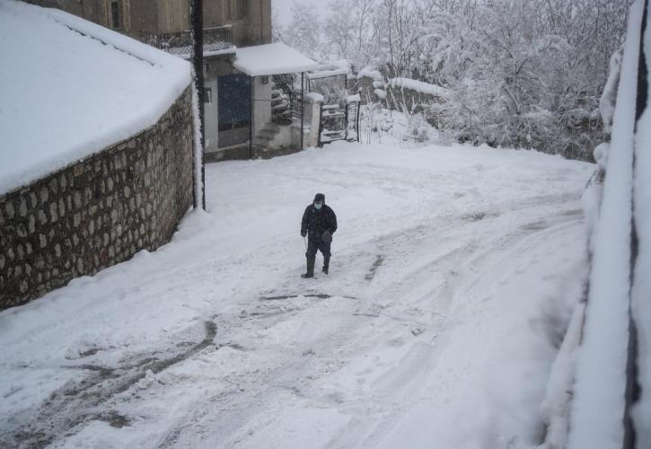 Νέα χιόνια σε Φθιώτιδα, Φωκίδα, Ευρυτανία- Ολονύχτια μάχη να μείνουν ανοιχτοί οι δρόμοι