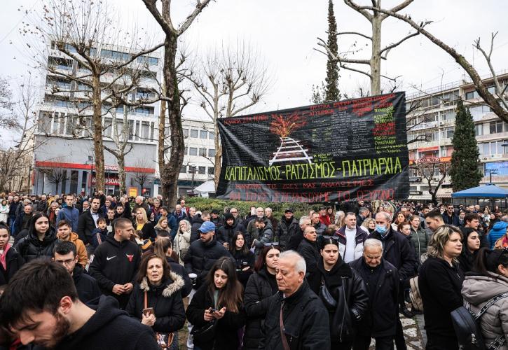 Λάρισα: Ξεκίνησε η συγκέντρωση διαμαρτυρίας για τα Τέμπη