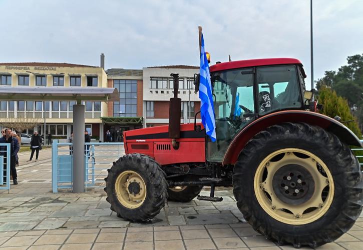 Κινητοποίηση αγροτών στο κτήριο της Περιφέρειας Θεσσαλίας