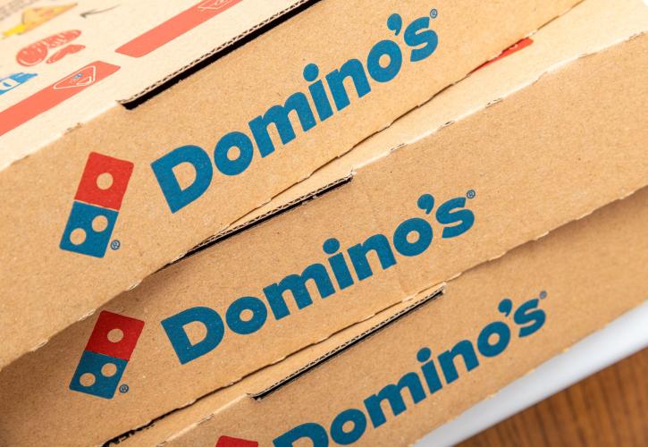 Πίτσα με γέμιση στο στεφάνι και από την Domino's