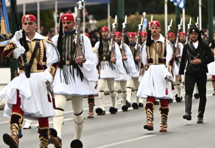 Ολοκληρώθηκε η στρατιωτική παρέλαση για την επέτειο της 25ης Μαρτίου στο Σύνταγμα