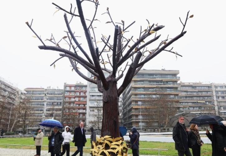 Θεσσαλονίκη: Σε κλίμα συγκίνησης τα αποκαλυπτήρια του γλυπτού των Τεμπών στη Νέα Παραλία