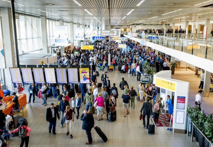 Σίπχολ: Ακυρώσεις πτήσεων στο αεροδρόμιο του Άμστερνταμ - Περιορίζει τον αριθμό επιβατών