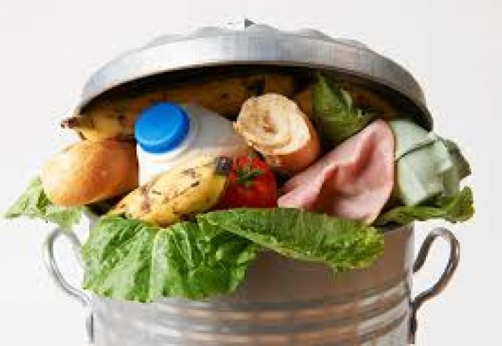 Στα σκουπίδια 1,3 δισ. τόνοι τροφίμων κάθε χρόνο