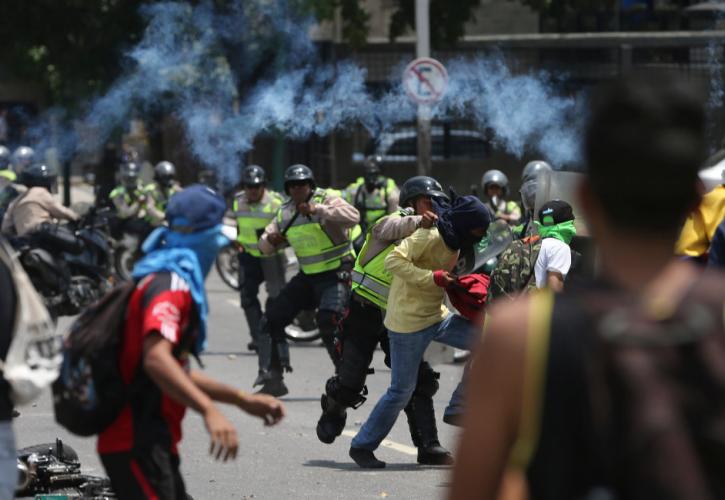 Η Βενεζουέλα αποσύρει το διπλωματικό προσωπικό της από 7 χώρες της Λατινικής Αμερικής