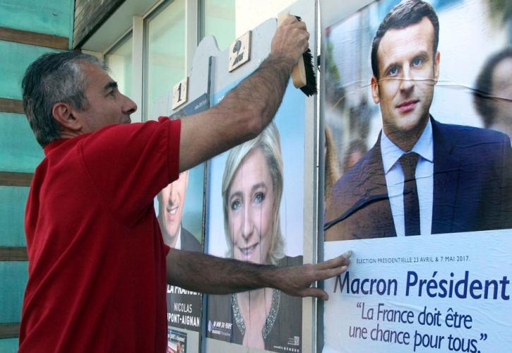 Γαλλία: Σε προεκλογικούς ρυθμούς εισήλθαν τα πολιτικά κόμματα λίγες ώρες μετά τη συντριβή Μακρόν