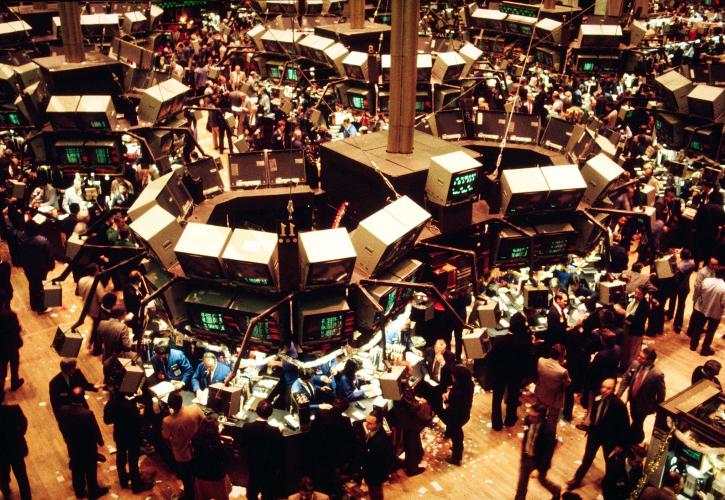 Η Wall Street «γιορτάζει» τη Μαύρη Δευτέρα στις 23.000 μονάδες