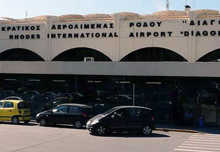 Ρόδος: Έφτασαν οι πρώτοι τουρίστες στο αεροδρόμιο του νησιού