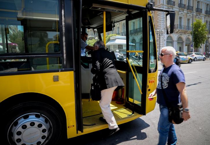 Σταδιακά και… χαλαρά η είσοδος μόνο από μπροστά στα λεωφορεία