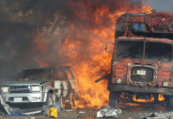 Σομαλία: Τουλάχιστον 9 νεκροί από εκρήξεις παγιδευμένων αυτοκινήτων έξω από το υπ. Παιδείας στη Μογκαντίσου