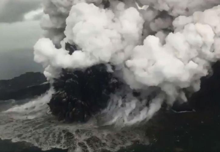 Ινδονησία: Το ηφαίστειο Ανάκ Κρακατόα εξερράγη