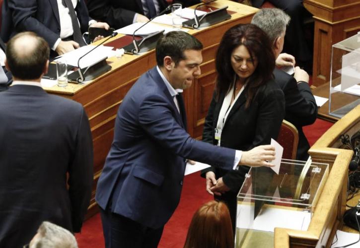 H κυβέρνηση επιχειρεί να διεμβολίσει την ατζέντα της ΝΔ, αλλά έρχονται και νέες αρχειοθετήσεις για τη Novartis